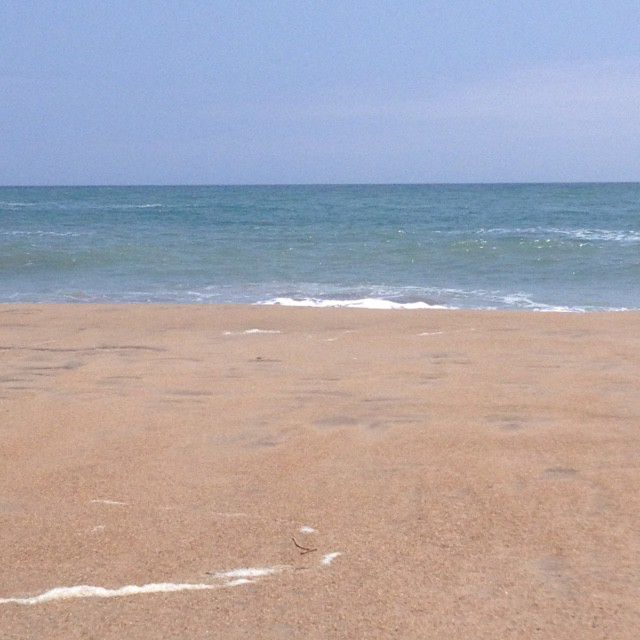 茨城県日立市の河原子海岸。透明な波の白砂ビーチが広がります。
