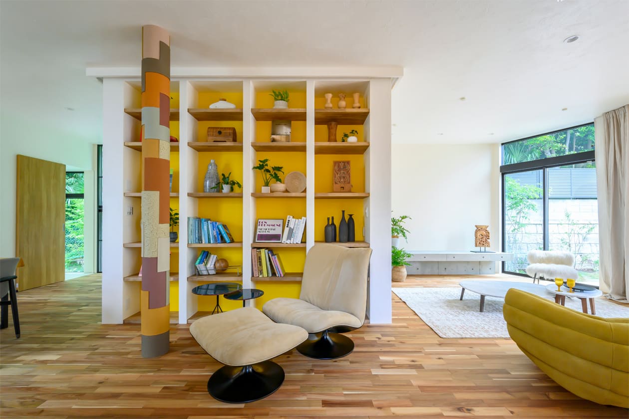 カジャデザイン建築事例「光と色彩の家」リビングルーム