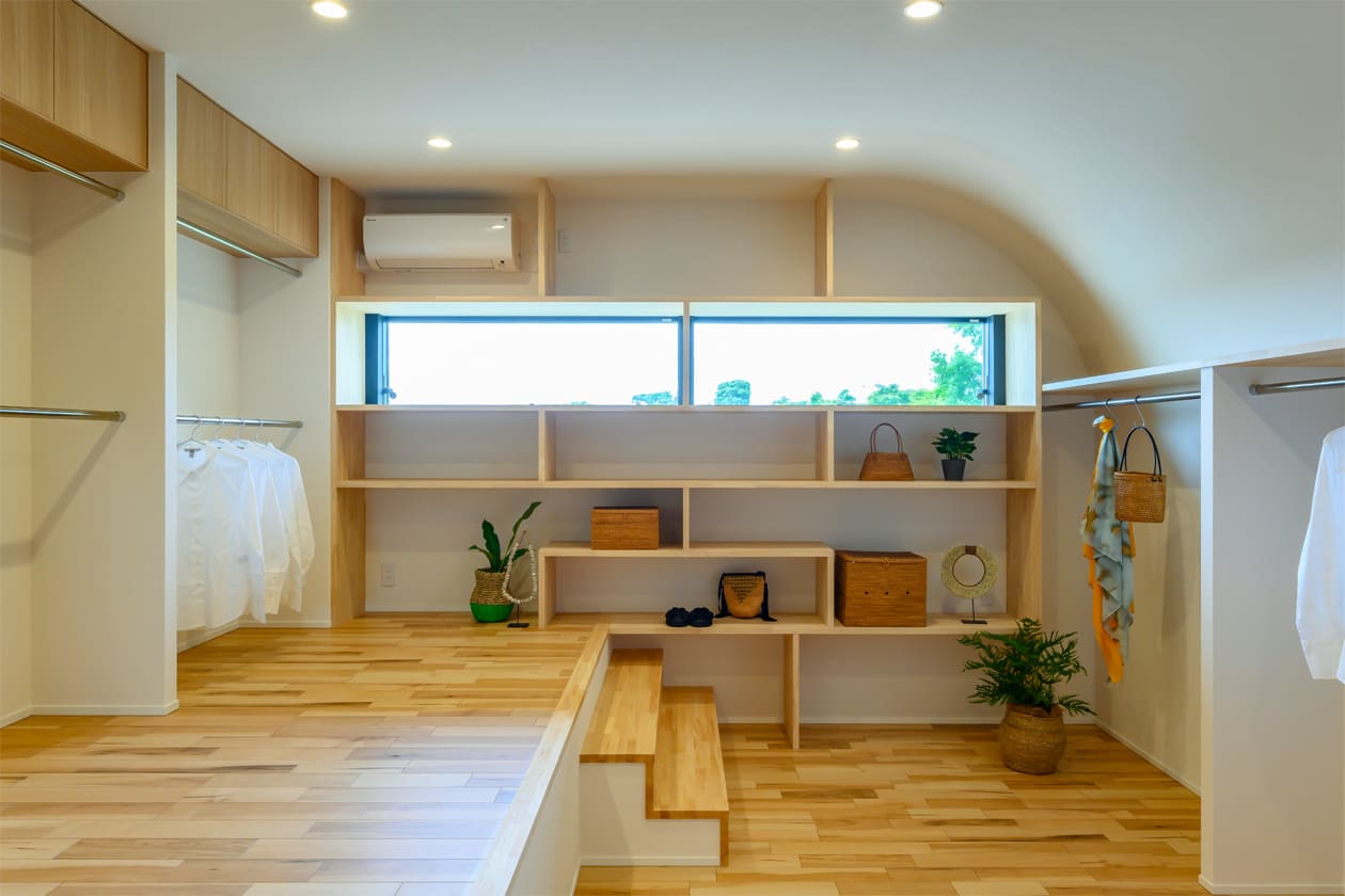 カジャデザイン建築事例 注文住宅「光と色彩の家」のウォークインクローゼット