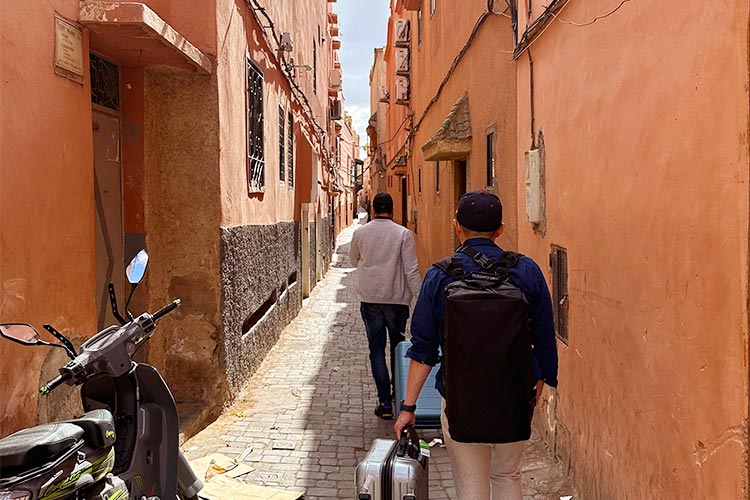 世界を旅する建築会社 カジャデザイン モロッコ マラケシュの旅「路地を通り宿泊地へ」