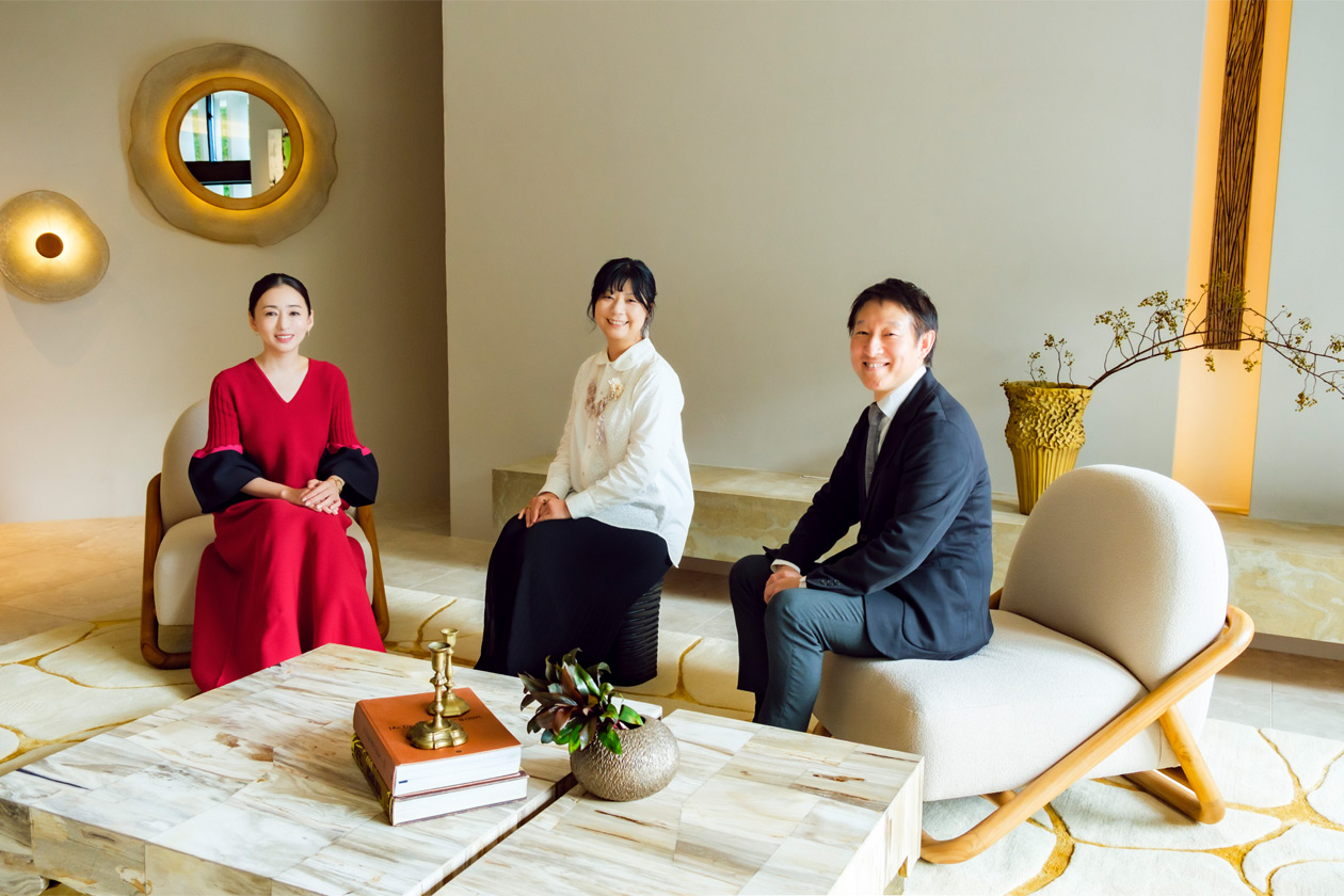 左から、松雪 泰子さん、設計:小林、コンシェルジュ:神成