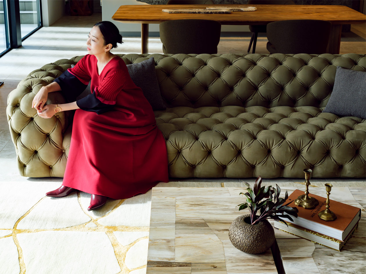 リゾートハウスYUNI リビングのソファーでくつろぐ松雪 泰子さん