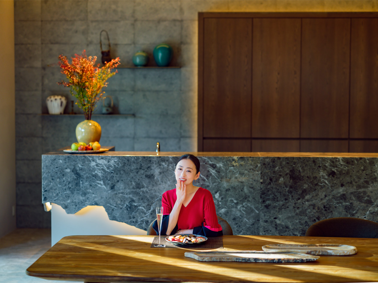 松雪 泰子さん リゾートハウスYUNIのダイニングにて