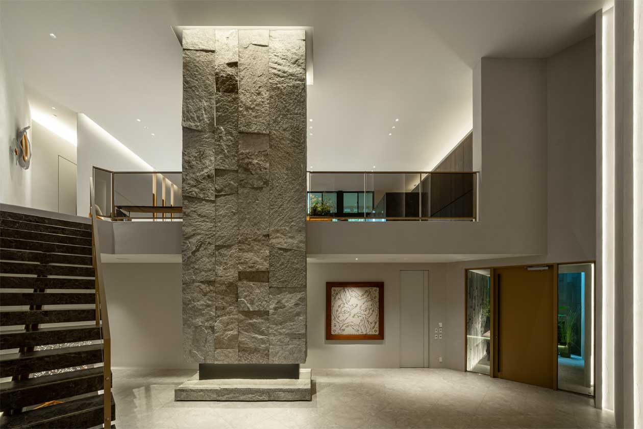 7mの吹き抜けのオブジェウォールには大島石を張り上げました