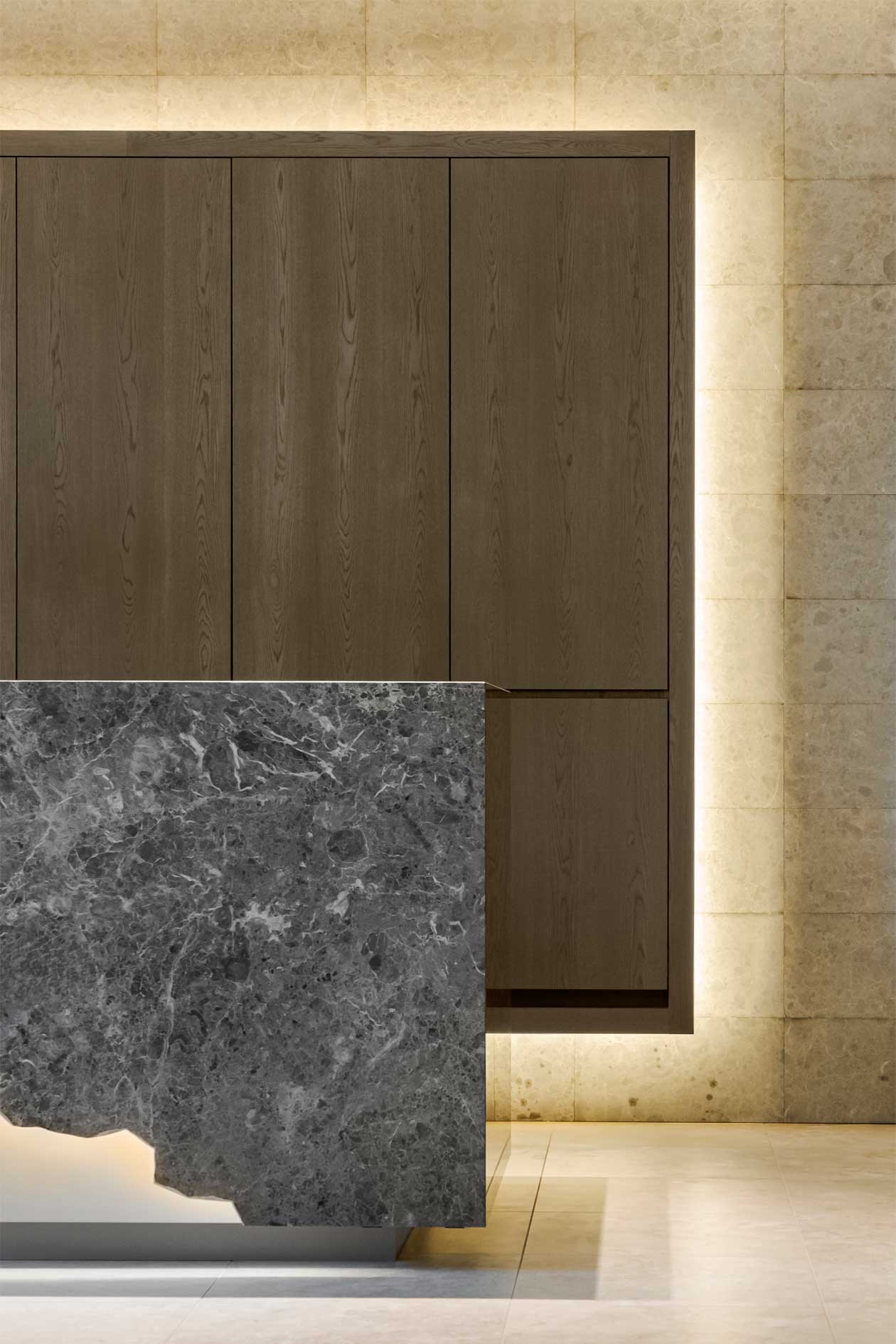 キッチンカウンターと壁面で異なる加工で仕上げた石材「マロンマリナーチェ」