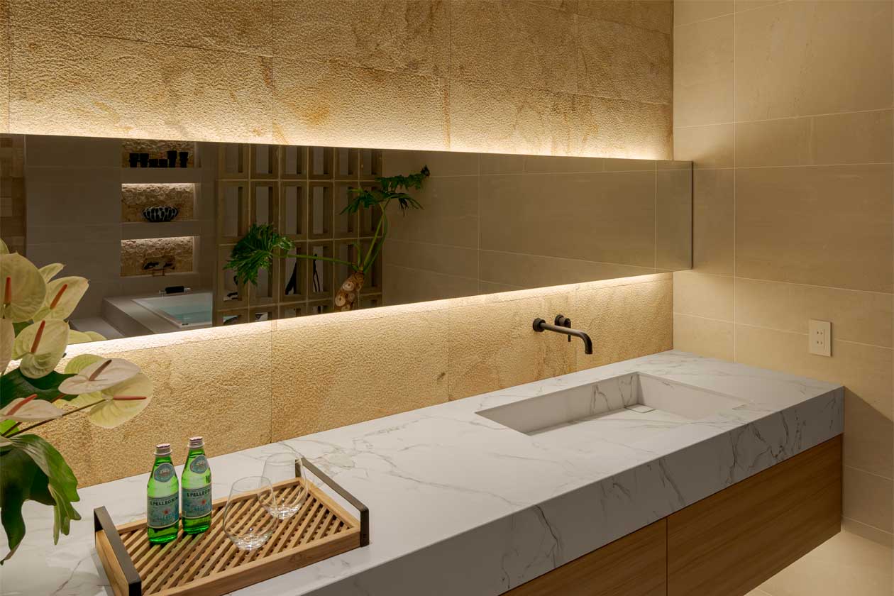 柔らかく空間を照らす洗面の間接照明