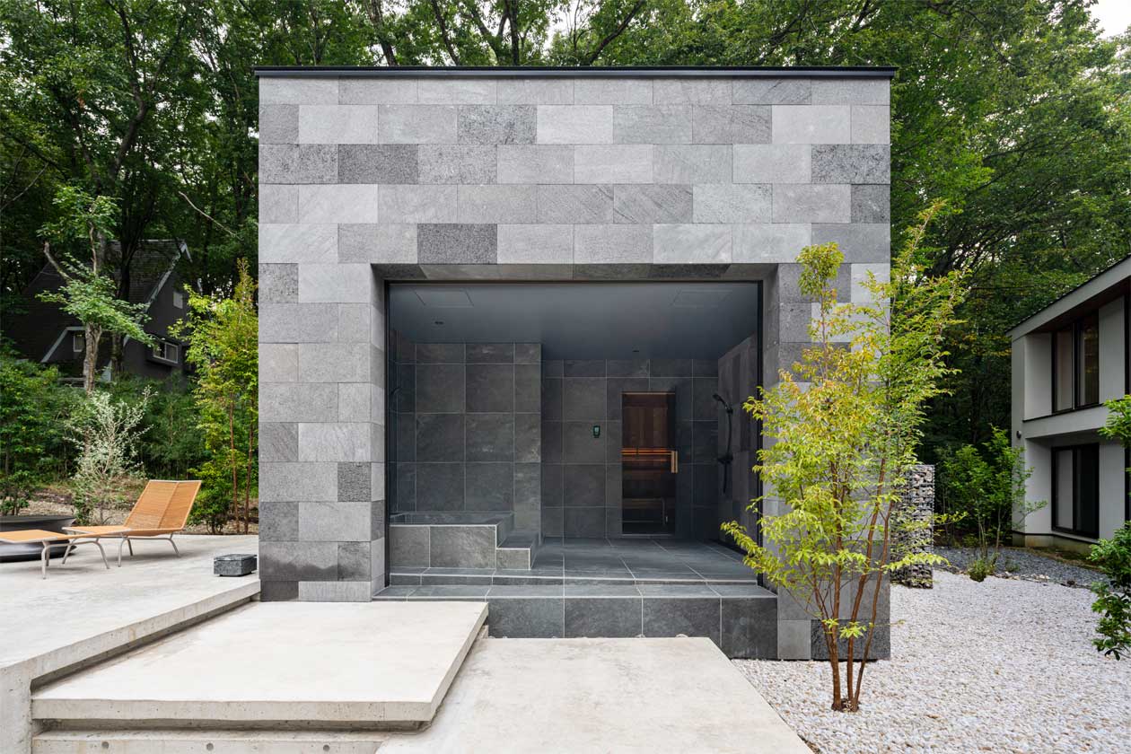 自然に囲まれたサウナ棟で体感する特別な「ととのい」