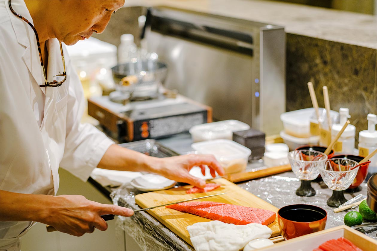 カジャデザイン 泊まれるモデルハウス リゾートハウスYUNIにて調理する鮨きよしさん