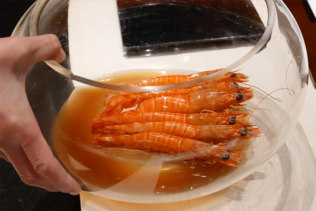 カジャデザイン 泊まれるモデルハウス リゾートハウスYUNI 鮨きよしさんのスペシャリテ「車海老のコンソメスープ漬け」