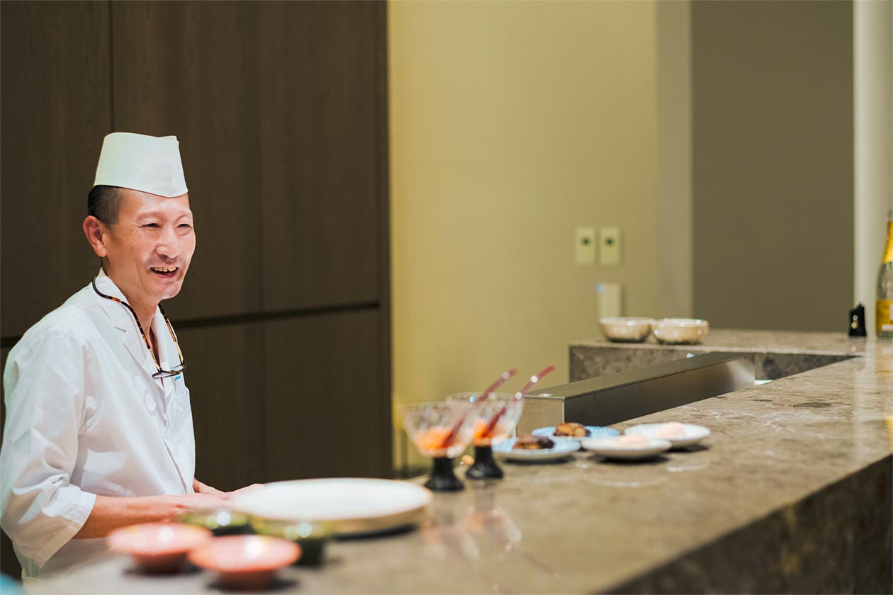 カジャデザイン 泊まれるモデルハウス リゾートハウスYUNI 自身のお鮨コースを「大人の遊園地のようなもの」と表現する鮨きよしさん