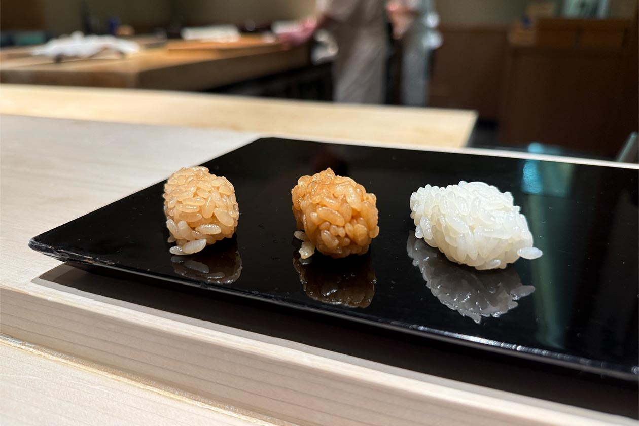 カジャデザイン 泊まれるモデルハウス リゾートハウスYUNI 鮨きよしさんのお鮨の特徴の一つ「3種のシャリ」。ロゼ、赤、白