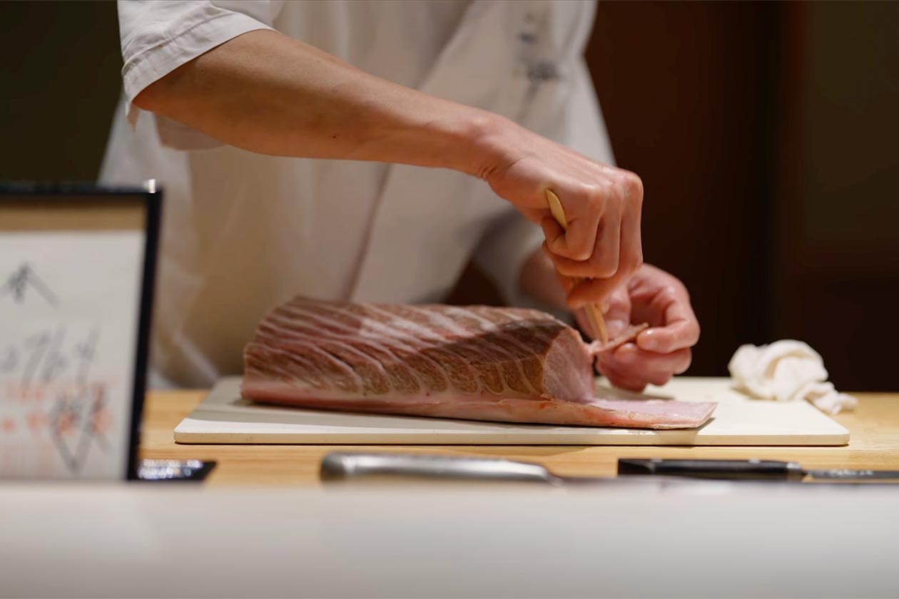 カジャデザイン 泊まれるモデルハウス リゾートハウスYUNI 鮨きよしさんの職人の技「はがし」をマグロの大トロに施す様子