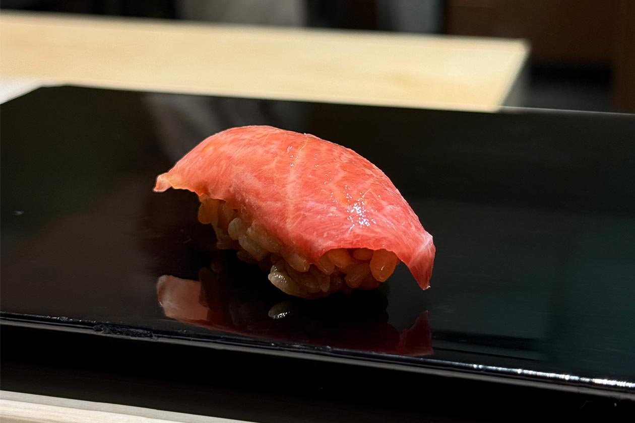 カジャデザイン 泊まれるモデルハウス リゾートハウスYUNI 鮨きよしさんの握った大トロ