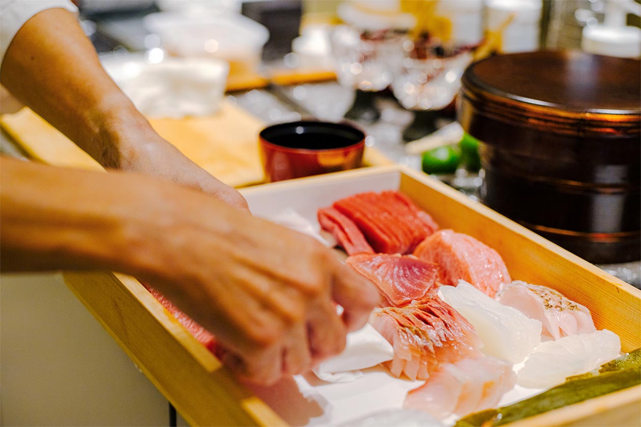 カジャデザイン 泊まれるモデルハウス リゾートハウスYUNI 目の前で握られる鮨